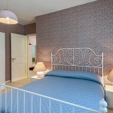 6 Bedroom Cozy In Rimini
