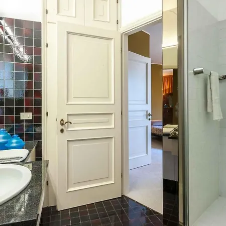 6 Bedroom In