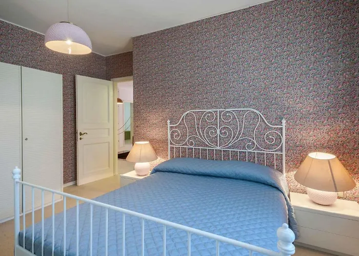 6 Bedroom Cozy In Rimini