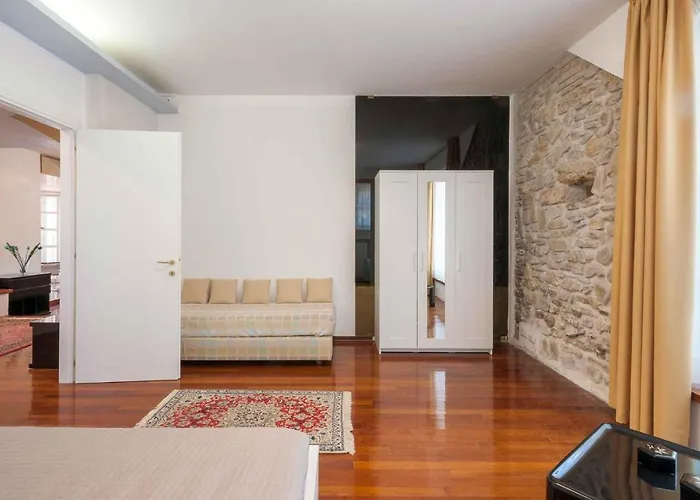 6 Bedroom Cozy In Holiday home *